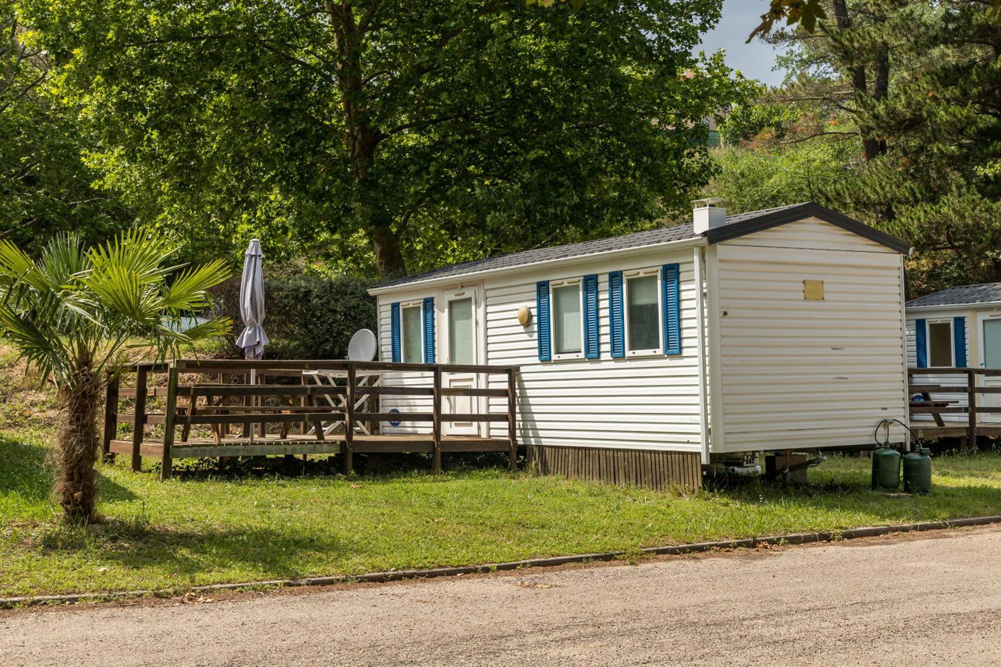 Camping Les Rives Du Lac De Vinca Exteriör bild