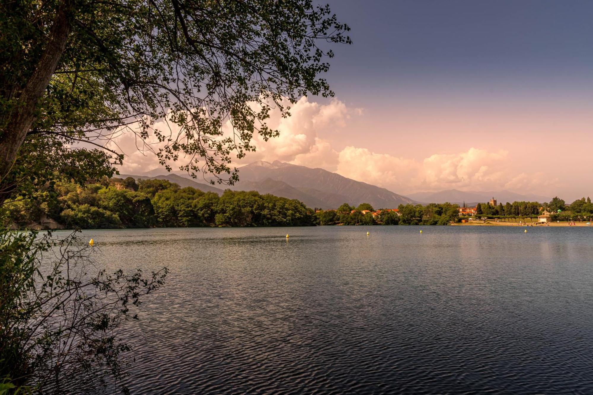 Camping Les Rives Du Lac De Vinca Exteriör bild